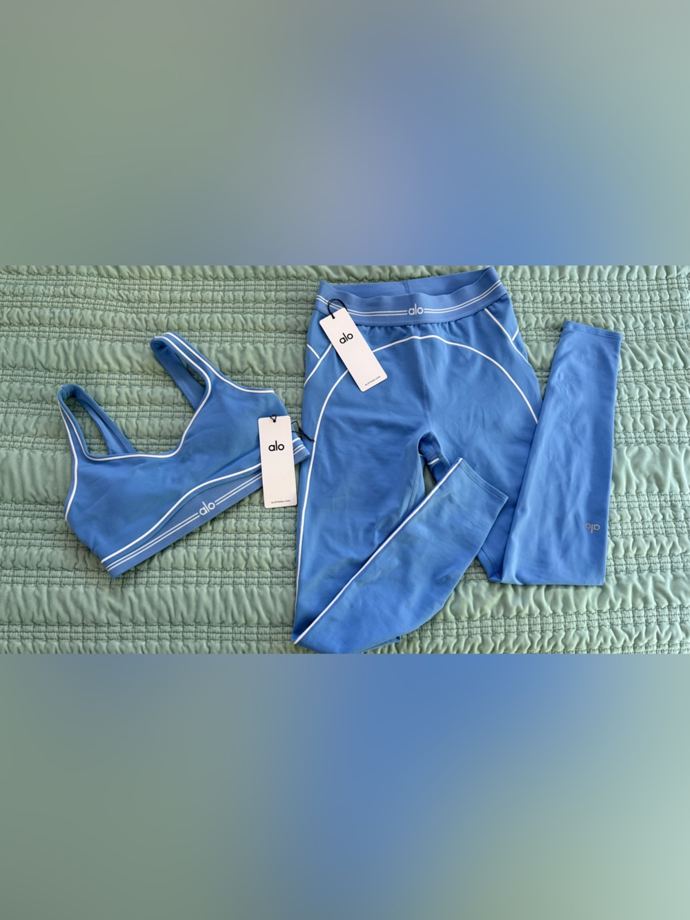 Alo Yoga (crystal clear blue) Set - Sports Bra & Leggings Medium